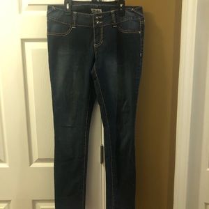 Cute skinny jeans with bling buttons 💎